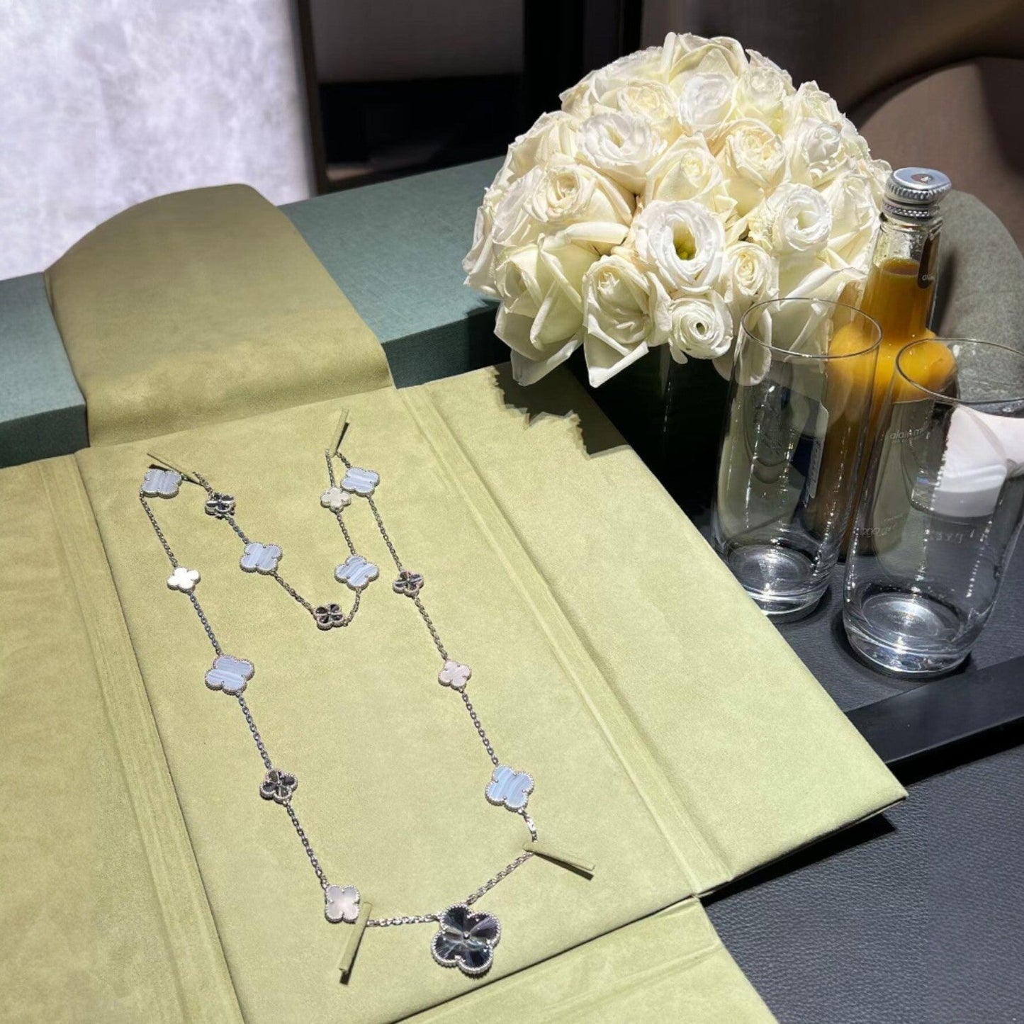 [Saipan]DETACHABLE 15-MOTIF CLOVER STATEMENT SET - PURPLE CHALCEDONY & LASER