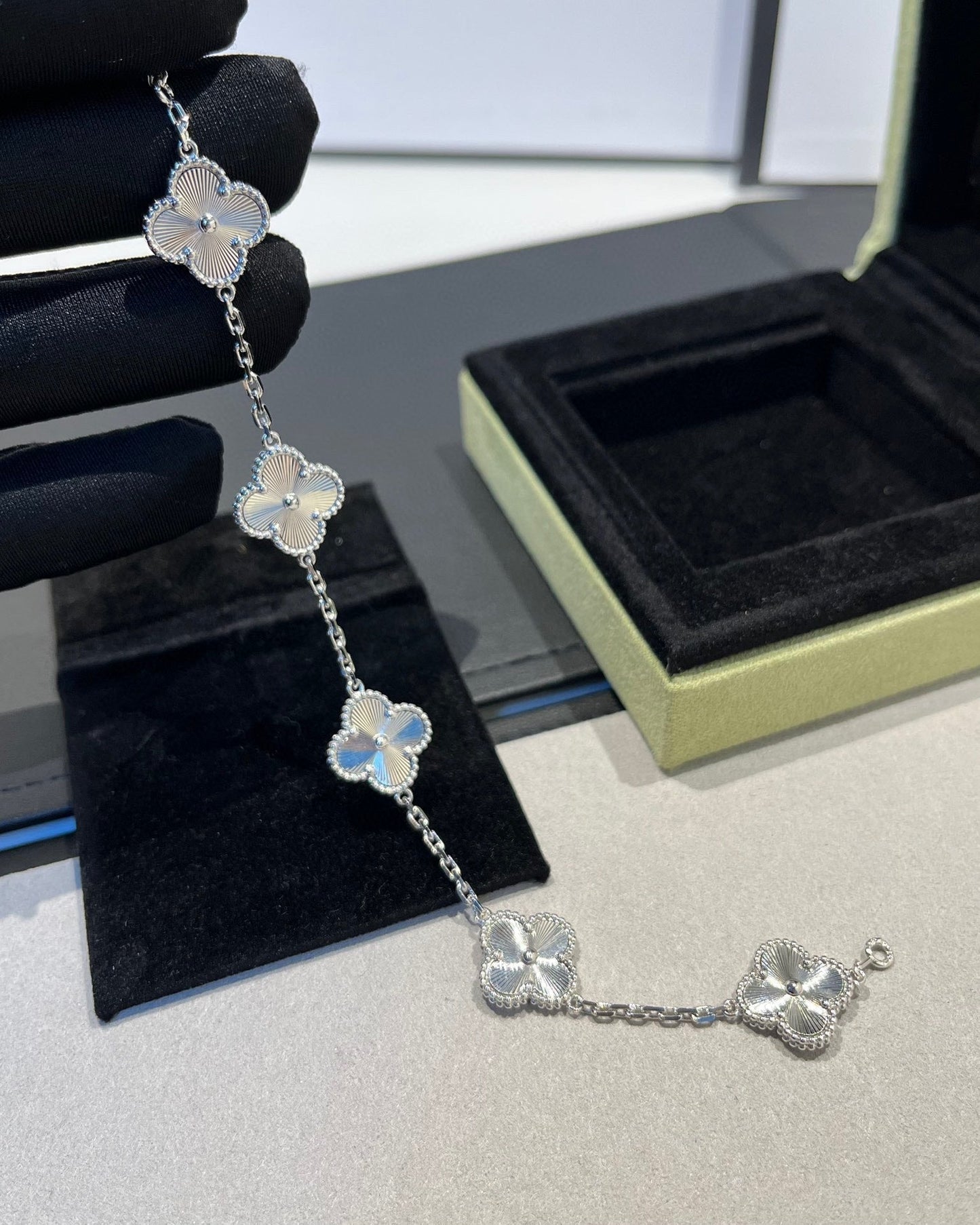[Saipan]LUCKY CLOVER 5-MOTIF BRACELET - LASER COLLECTION