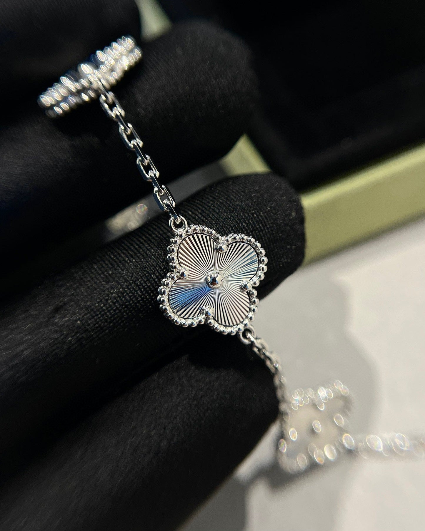 [Saipan]LUCKY CLOVER 5-MOTIF BRACELET - LASER COLLECTION