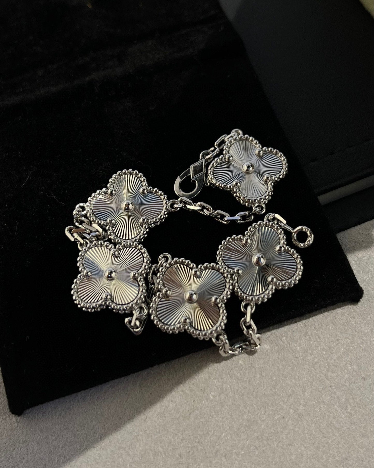 [Saipan]LUCKY CLOVER 5-MOTIF BRACELET - LASER COLLECTION