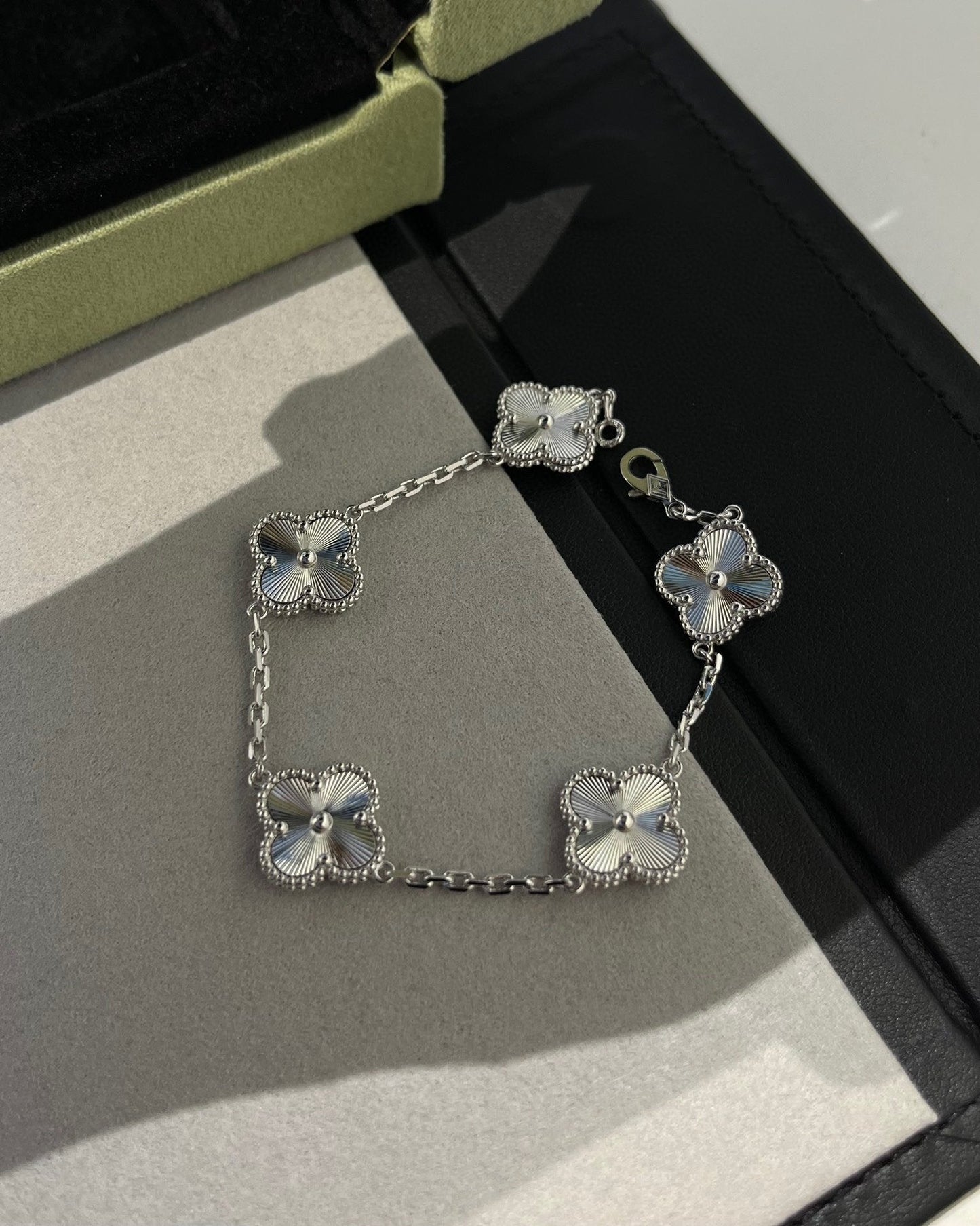 [Saipan]LUCKY CLOVER 5-MOTIF BRACELET - LASER COLLECTION