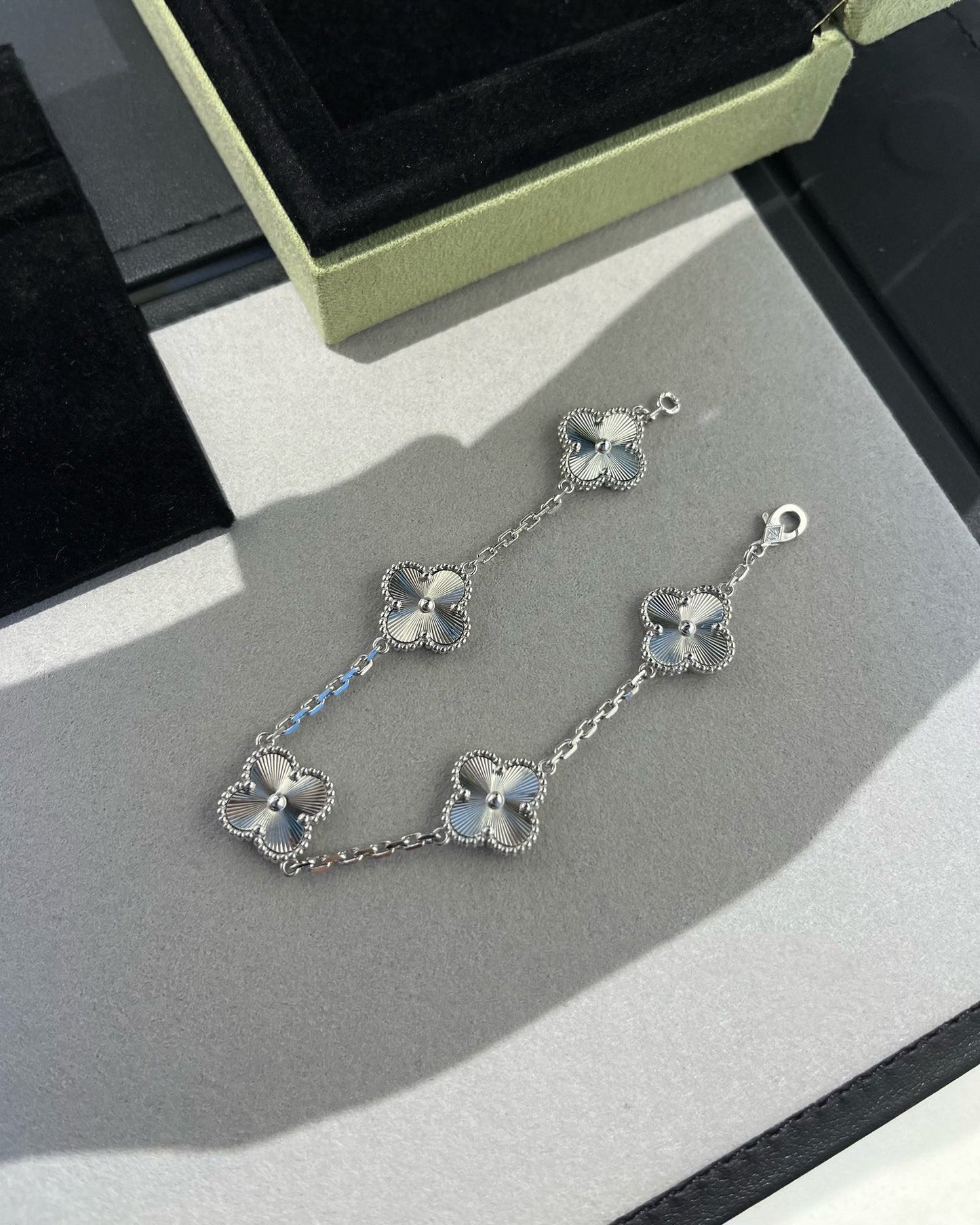[Saipan]LUCKY CLOVER 5-MOTIF BRACELET - LASER COLLECTION